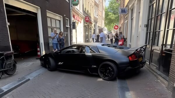 In Amsterdam is het nog knap lastig parkeren met een Lamborghini Murciélago