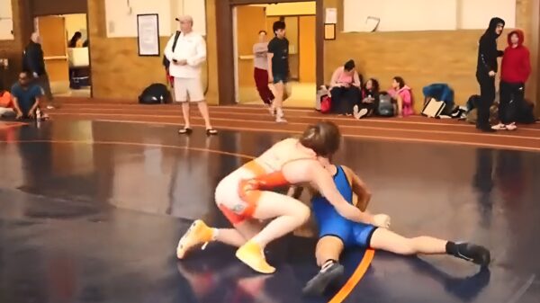 Slechte verliezer hoekt zijn tegenstander neer na verloren worstelwedstrijd