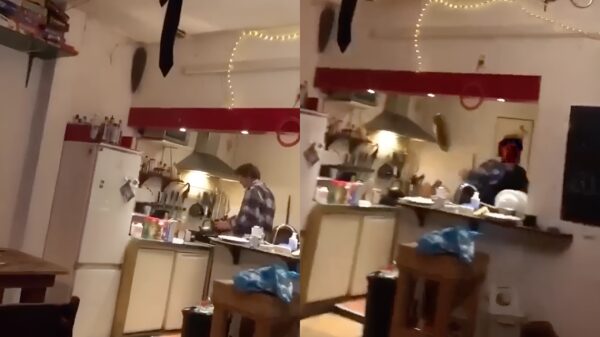 Chefkok Rutger wil geen kritiek op zijn eten en slingert een koekenpan de zaal in