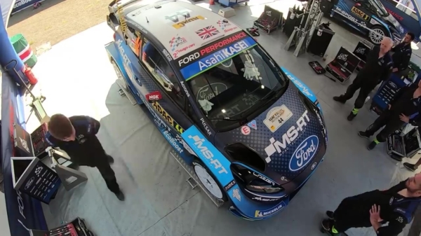 Even meelopen met een monteur tijdens een service-stop in het WRC