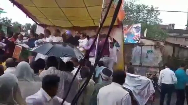 Podium in India klapt in elkaar tijdens toespraak