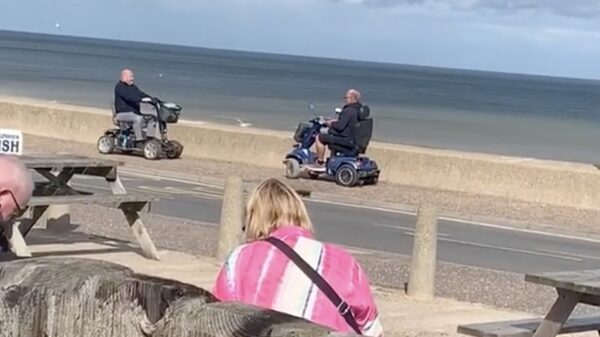 Moderne ridders houden gevecht bij een strand in Engeland
