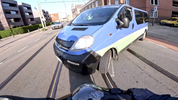 Scooterbink op Piaggio Zip 172cc in Scheveningen aangereden door busje