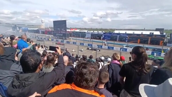 Klimaatactivisten plakken zich vast aan de grid van de volledig elektrische Formule E in Berlijn