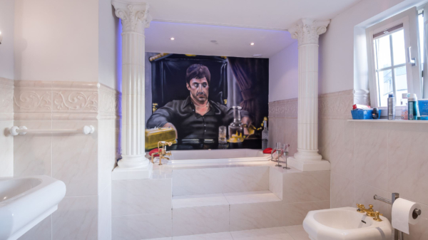 Altijd al een kitscherig huis met een schele Tony Montana boven de badkuip gewild? Dit is je kans!