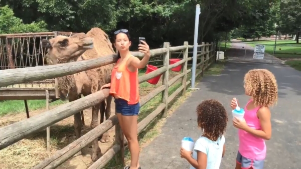 Moedertjelief krijgt al vrij snel spijt als ze een selfie met een kameel maakt