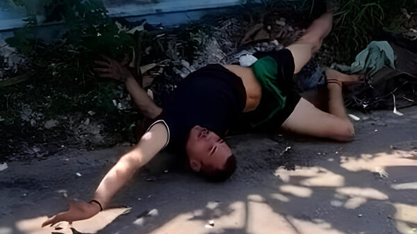 Flinke dosis verandert hem in een breakdancende zombie uit The Walking Dead