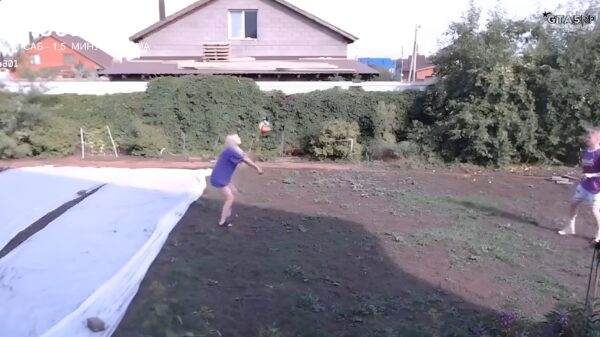 Altijd gezellig: met je vriendin een potje volleyballen in de achtertuin