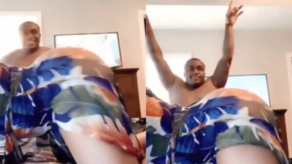 Kerel komt binnenlopen als zijn twerkende vriendin aan het live-streamen is