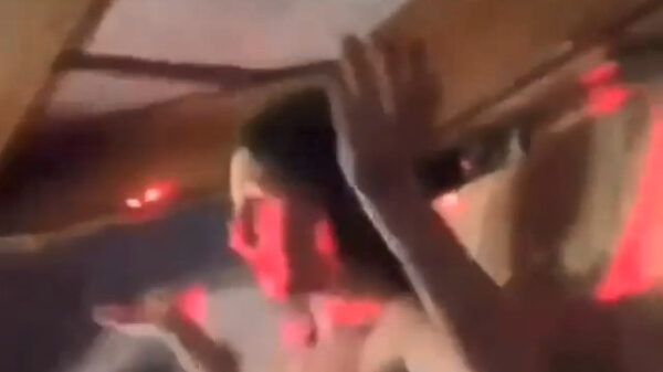 Een feestje is pas echt geslaagd als je door het plafond beukt