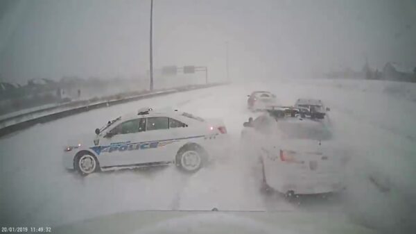 Vrachtwagen ramt meerdere politieauto's dankzij slecht zicht