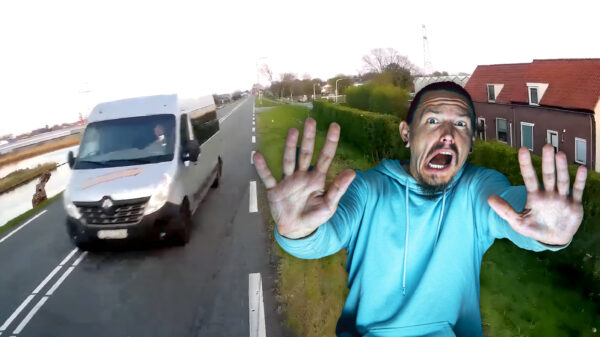 Chauffeur in 's-Gravenzande is levensmoe en rijdt RECHT op een vrachtwagen af