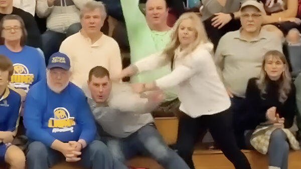 Als je moeder iets te enthousiast is tijdens de worstelwedstrijd van d'r zoon