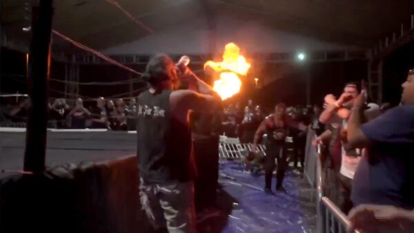 Ouch: worstelaar Masada zet zichzelf per ongeluk in brand