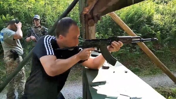 Met een AK-47 knallen op deze Russische schietbaan is van korte duur