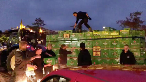 Vriendengroep uit Herveld komt even 650 kratjes bier inleveren