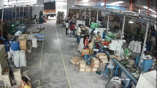 Indiase vrouw laat d'r gespleten haarpunten onvrijwillig verwijderen