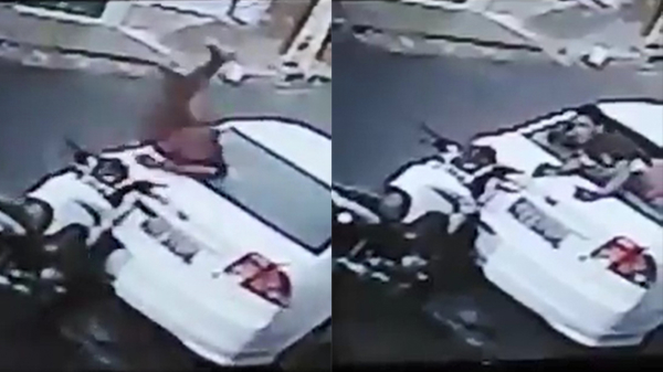 Motorrijder zonder helm beukt met zijn kopf mokerhard door achterruit van geparkeerde auto