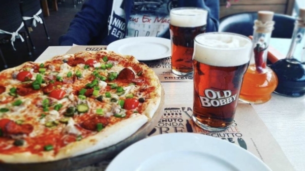 10 redenen waarom je vandaag onder het genot van een biertje lekker pizza kunt eten!