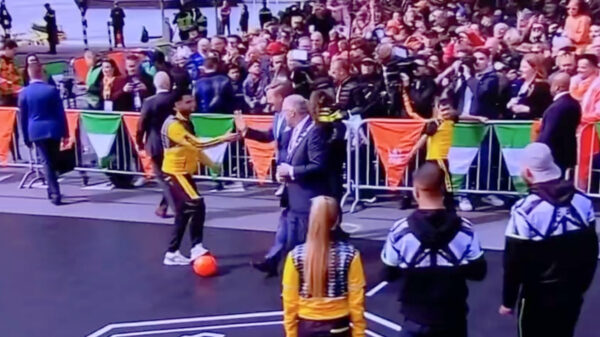 Hij doet het gewoon: koning Willem Alexander met een panna dissen