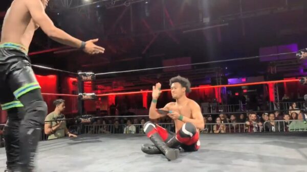 Worstelaar speelt rustig op zijn Nintendo Switch terwijl hij zijn tegenstander verslaat