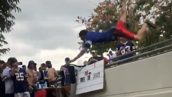 American footballfan denkt dat hij Robin van Persie is en snoekduikt zichzelf K.O.