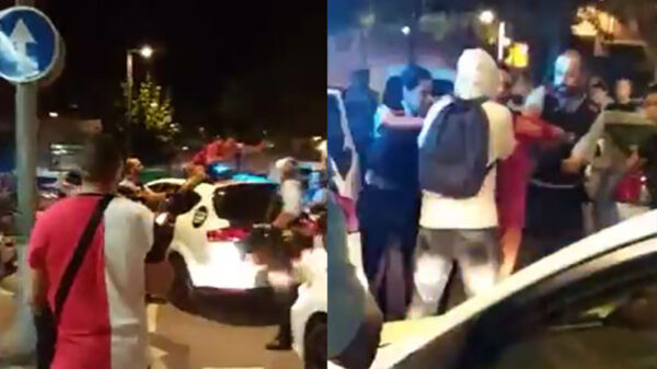 Arrestant trapt autoruit van politiewagen kapot en klimt het dak op