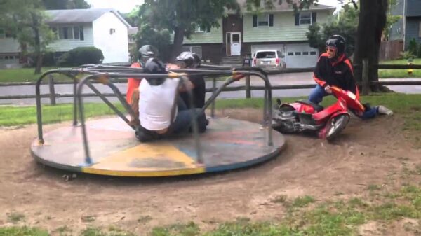 Een draaimolen door een scooter aan laten drijven kan alleen maar goed gaan, toch?