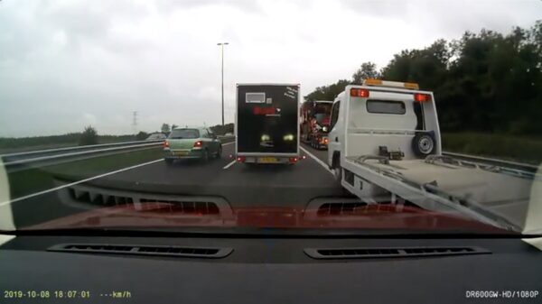 Hufter in auto-ambulance drukt Blik op de Weg-presentator Leo de Haas van de weg