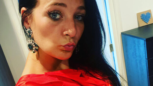 Video van Nicol Kremers opgedoken die het gezellig heeft met een vrouw