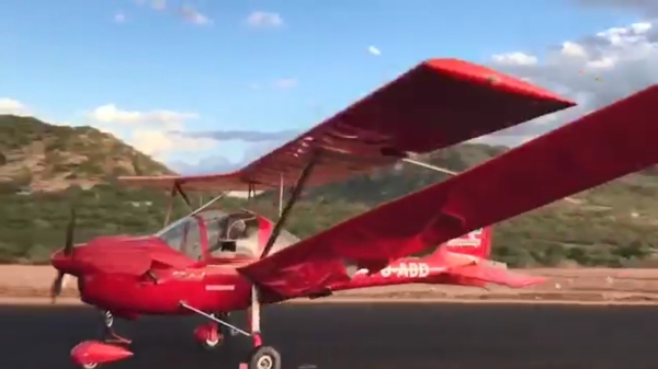 Vliegtuig probeert op te stijgen maar filmende Braziliaan staat ietwat in de weg