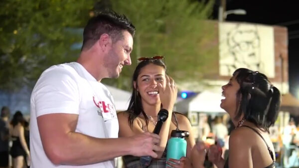 Interviewer tegen dronken dames: "Zeg, doe jij het wel eens via de achterdeur?"