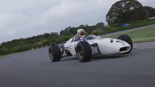 Max Verstappen knalt door Japan in een klassieke Honda RA272