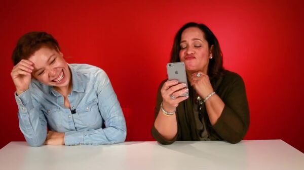 Ouders lezen de meest schunnige Tinderberichten van hun dochters voor