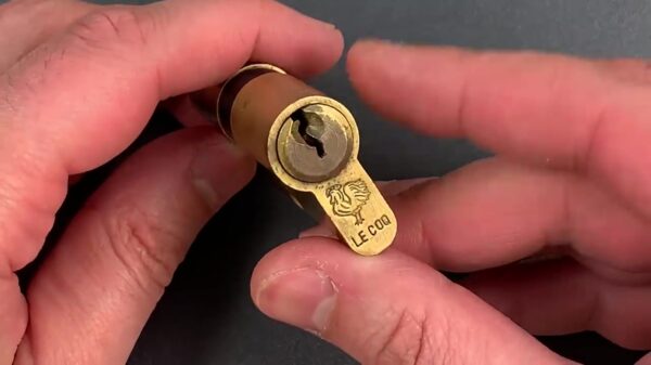 Lockpicker probeert in de beaver van zijn vrouw te komen