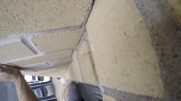 Gast heeft bijna-doodervaring als hij zonder zekering op een gebouw klimt