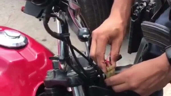 Agent demonstreert dieven-uitvinding waarmee je met het grootste gemak motoren jat