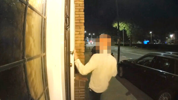 Droeftoeter besluit op Koningsnacht een willekeurig glas in lood-raam te slopen