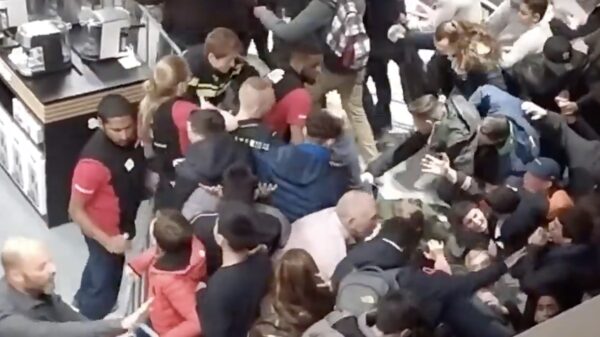 Man man man. Mensen letterlijk vertrapt bij opening van MediaMarkt in Leidschendam