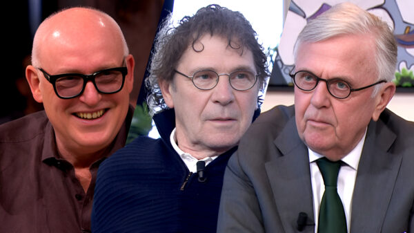René geniet van Harry Mens en Willem van Hanegem die compleet langs elkaar heen praten