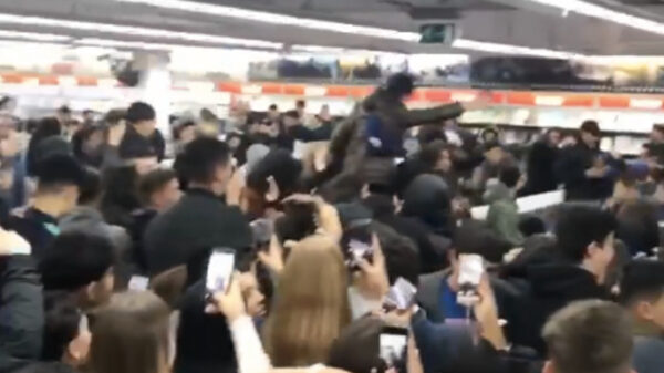 Zootje eencelligen veroorzaakt totale teringzooi in Antwerpse MediaMarkt tijdens signeersessie Josylvio