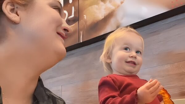 Kleine kleptomaan op heterdaad betrapt tijdens het ontbijt