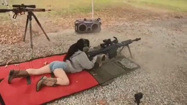 Ieniemienie ervaart gigantische terugslag van een scherpschuttersgeweer groter dan haarzelf
