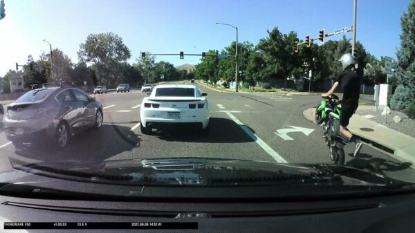 De berm zorgt ervoor dat deze motorrijder acrobatisch op zijn plaat gaat
