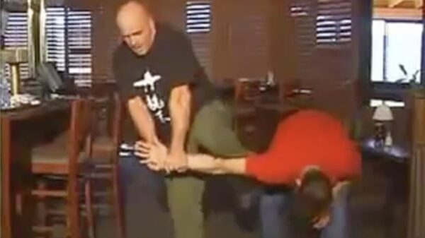 Met de instructievideo's van Bas Rutten was je in elk kroeggevecht de man!