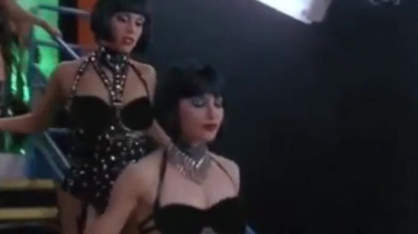 De tv-versie van Showgirls bevat echt belachelijk slechte CGI-lingerie