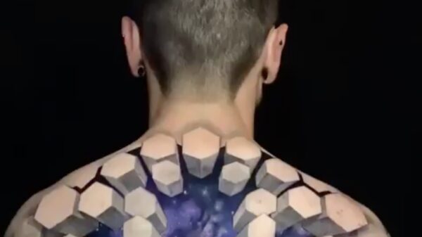 Patsen met je realistische 3d-tatoeage op je rug