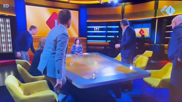 Paniek: gast Op1 ligt gewond op de grond na val, presentatrice doet live verslag