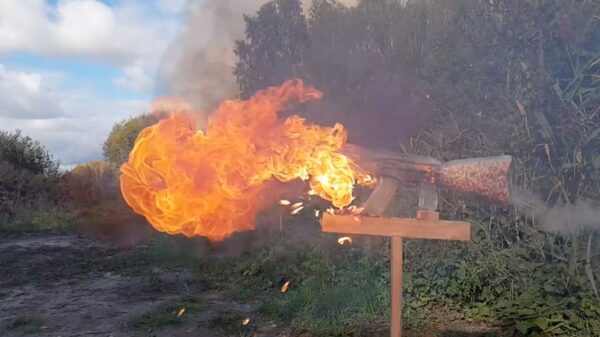 Doe eens gek, stop eens 10.000 lucifers in een glazen AK-47