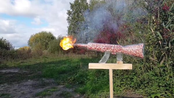 Doe eens gek, stop eens 10.000 lucifers in een glazen AK-47